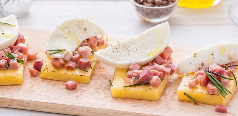 Crostini van polenta met gedroogde ham en Mozzarella Fior Di Latte - Galbani